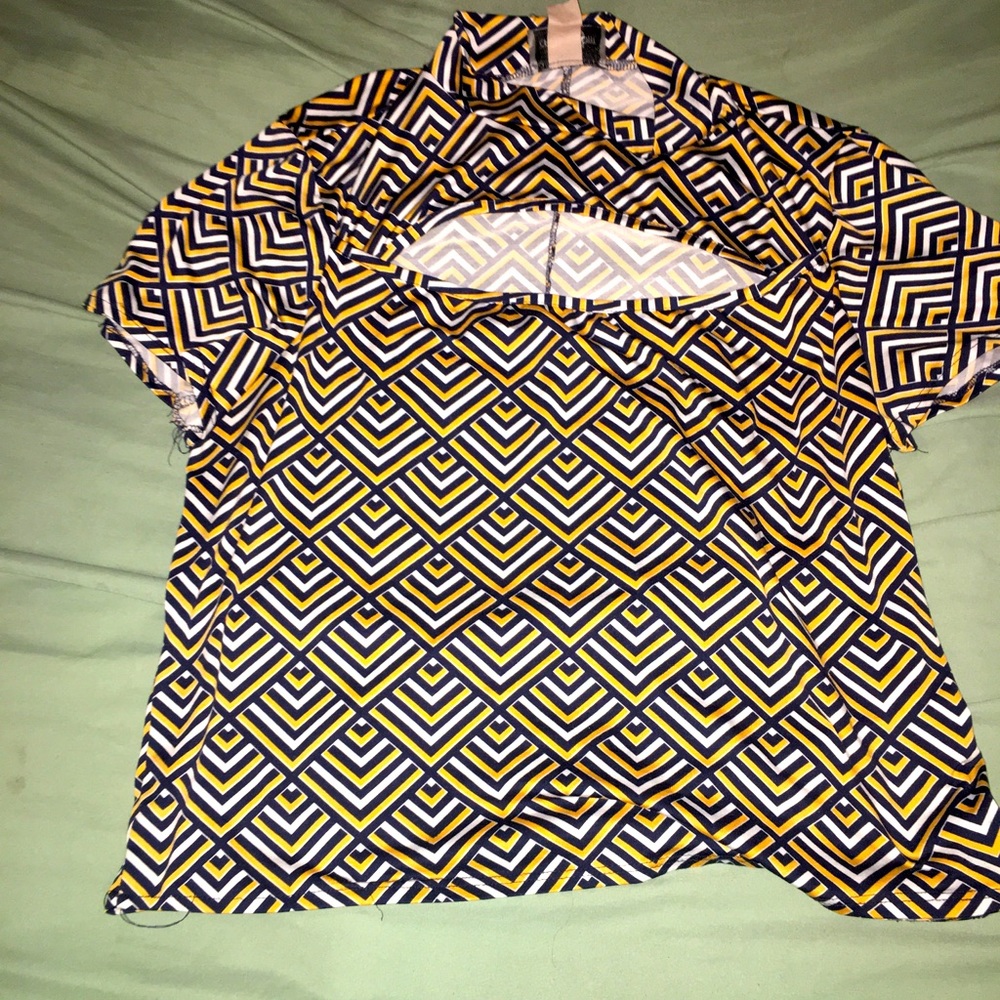 Silky shirt w/ turtle kneck and slit in front.